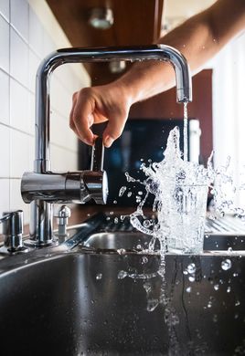 water faucet splash.